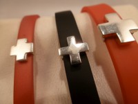 pulseras de caucho con cruz de plata. cod 19