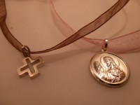 cruz de plata grande con cinta marrón. cod 16