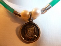 medalla pequeña con caucho verde. cod 7