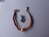 pulsera con cuerda de trenza y perla con cruz de plata. cod 26