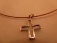 cruz de plata con cable rojo. cod 13