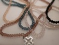 collar de cristal de roca con cruz pequeña de plata. cod 31