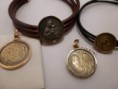 pulseras con medallas de oro (brillantes y oscuras). cod 30