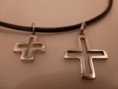 cruz de plata vacía mediana con cordón. cod 14
